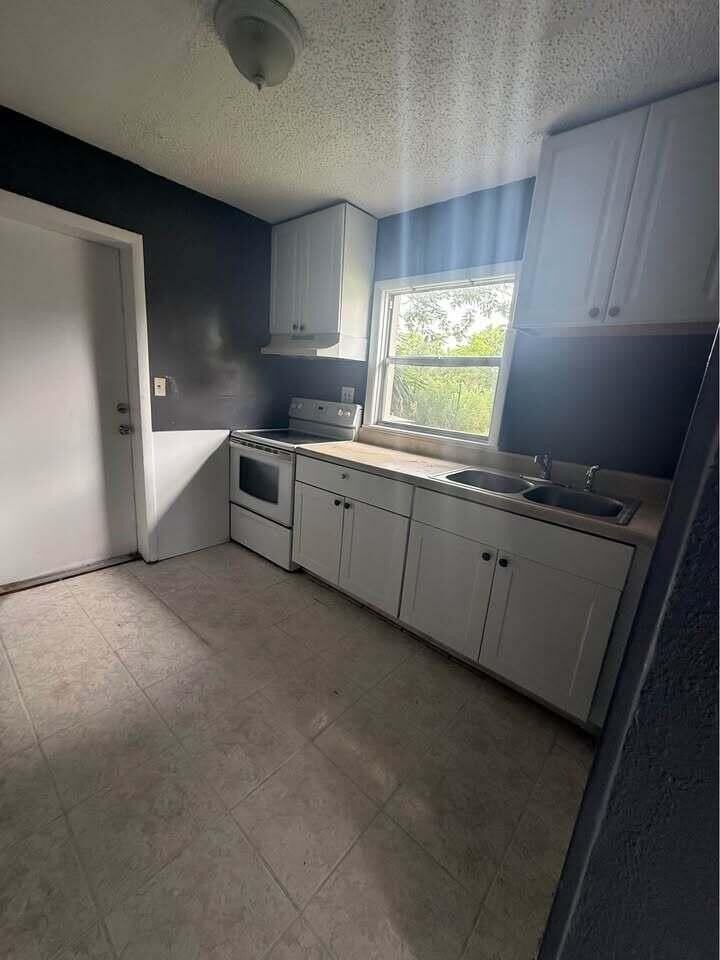 2960 Chickamauga Ave - Photo 3 of 10