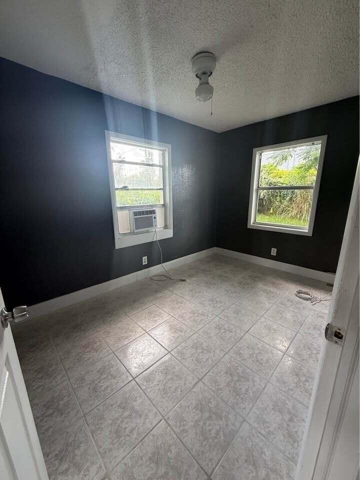 2960 Chickamauga Ave - Photo 4 of 10