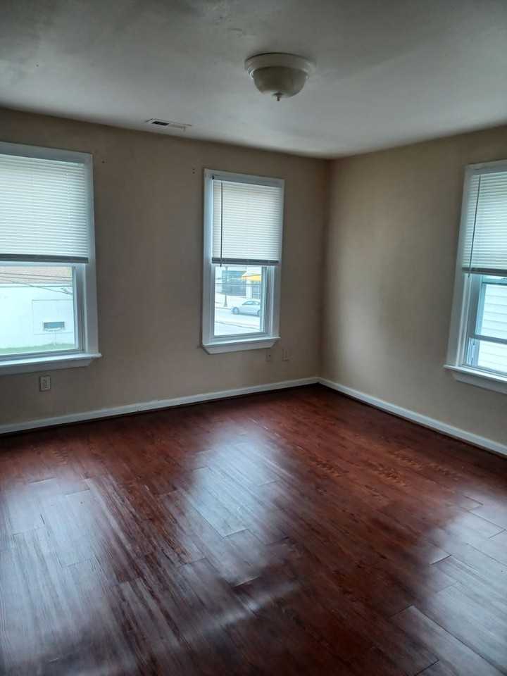 1107 Hull St - Photo 4 of 10