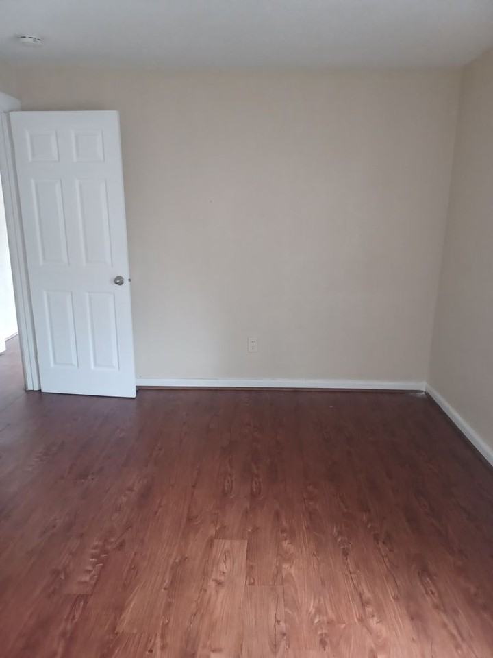 1107 Hull St - Photo 5 of 10