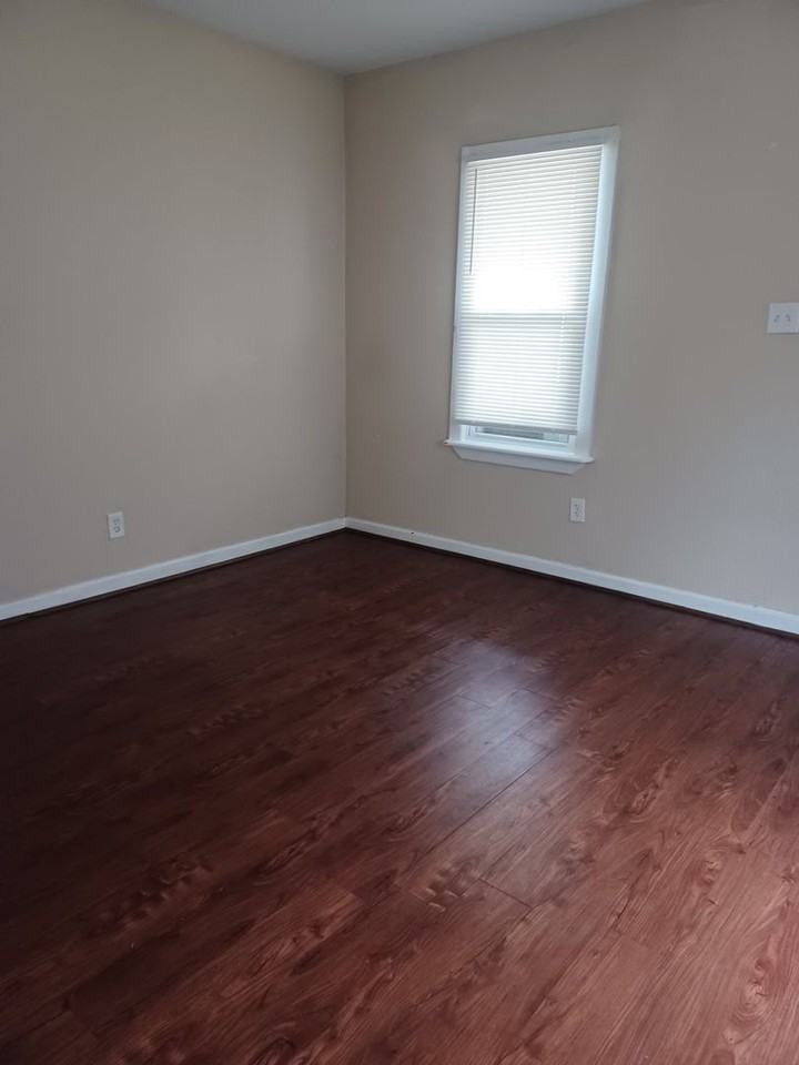 1107 Hull St - Photo 6 of 10
