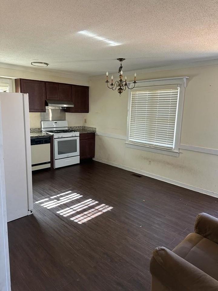 1112 Strawbush Rd - Photo 2 of 4
