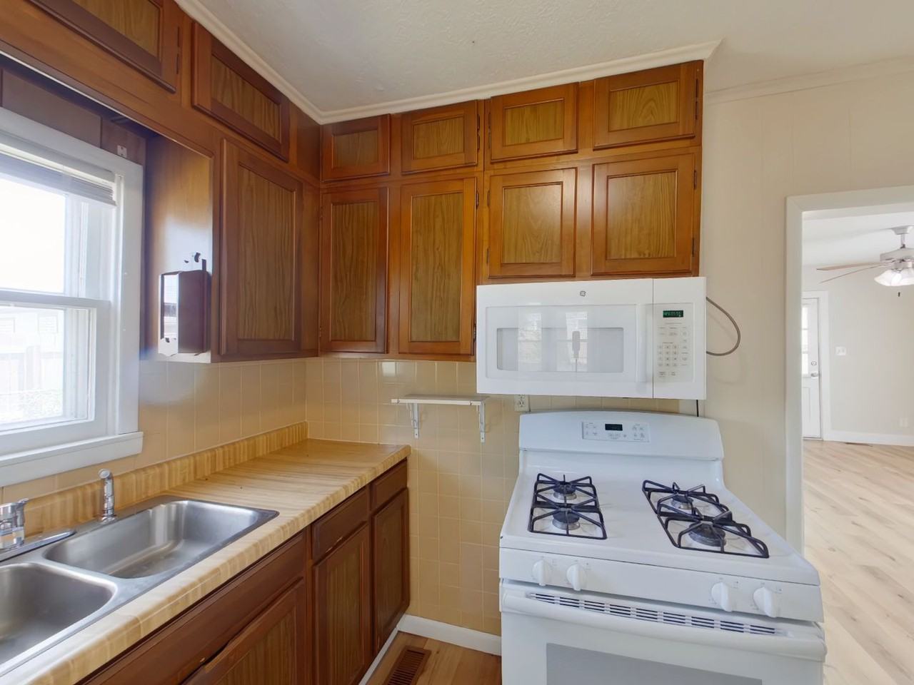 1125 S Millwood Ave - Photo 4 of 11