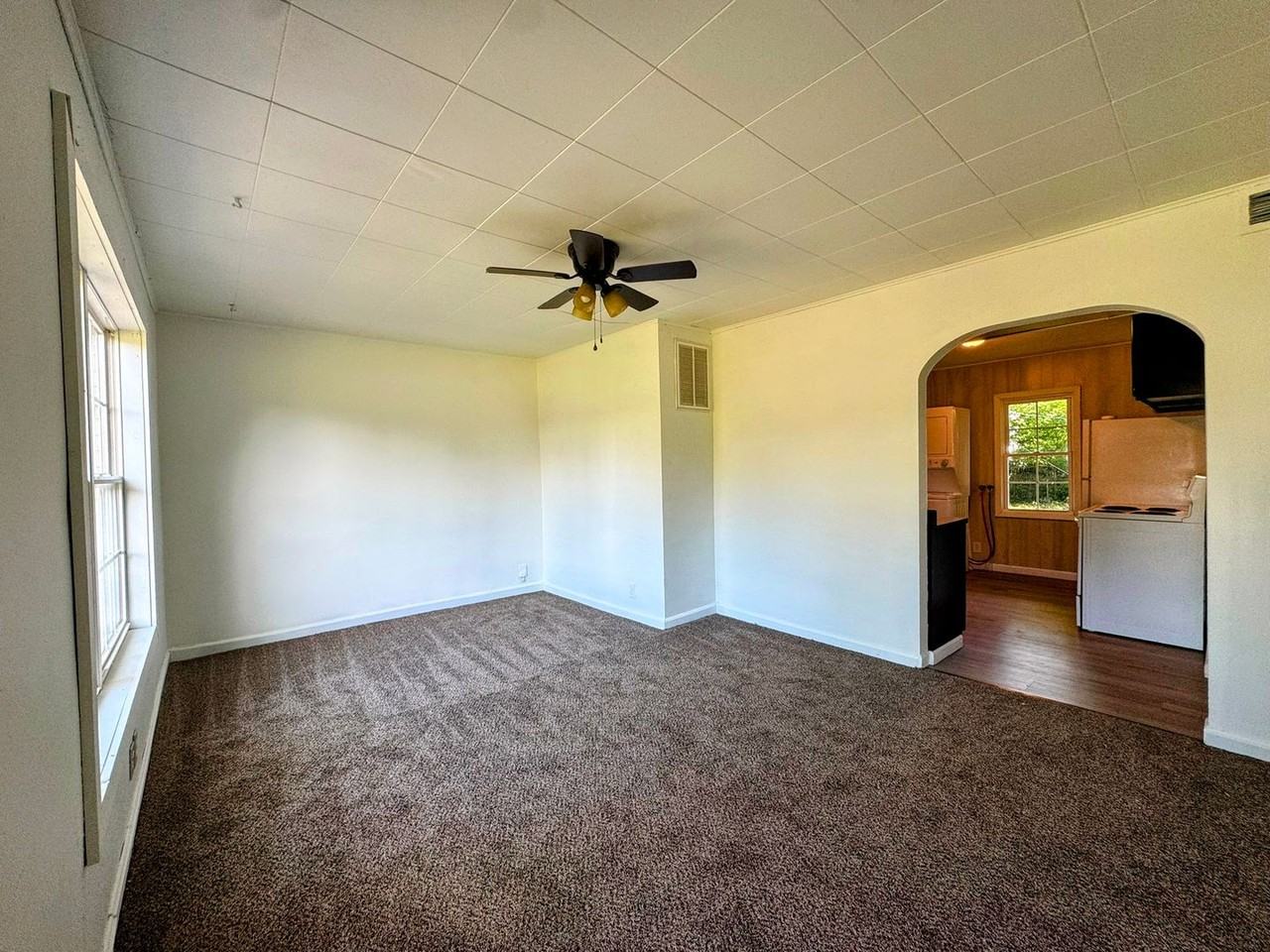 2324 E Riverside Dr - Photo 2 of 9