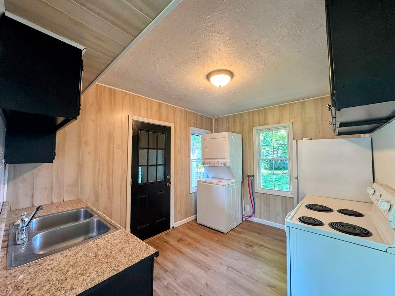 2324 E Riverside Dr - Photo 3 of 9