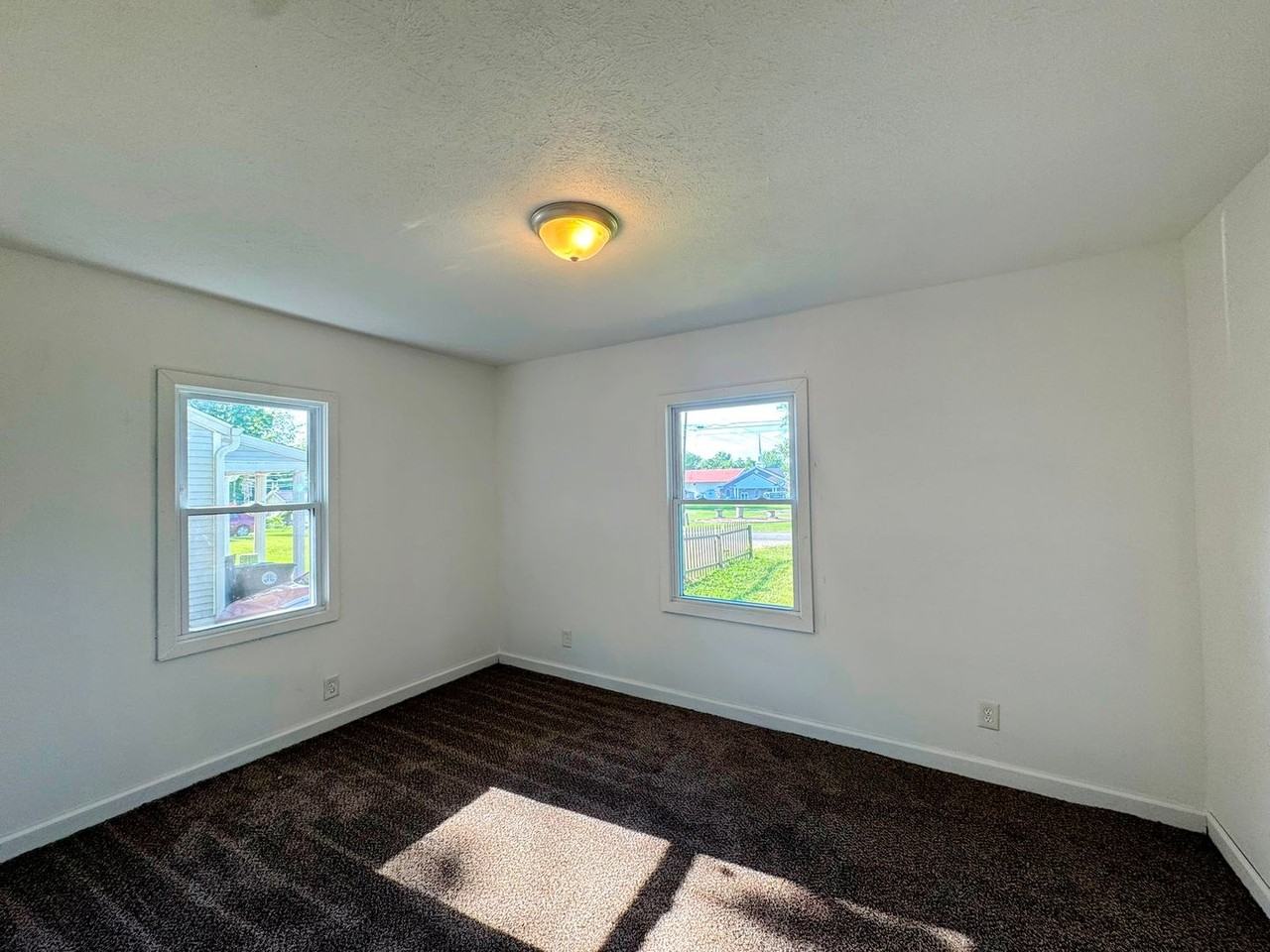 2324 E Riverside Dr - Photo 4 of 9
