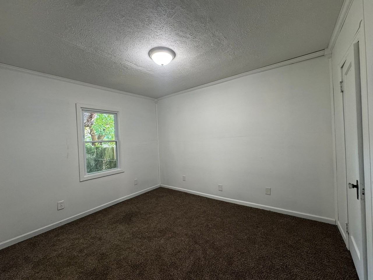 2324 E Riverside Dr - Photo 5 of 9