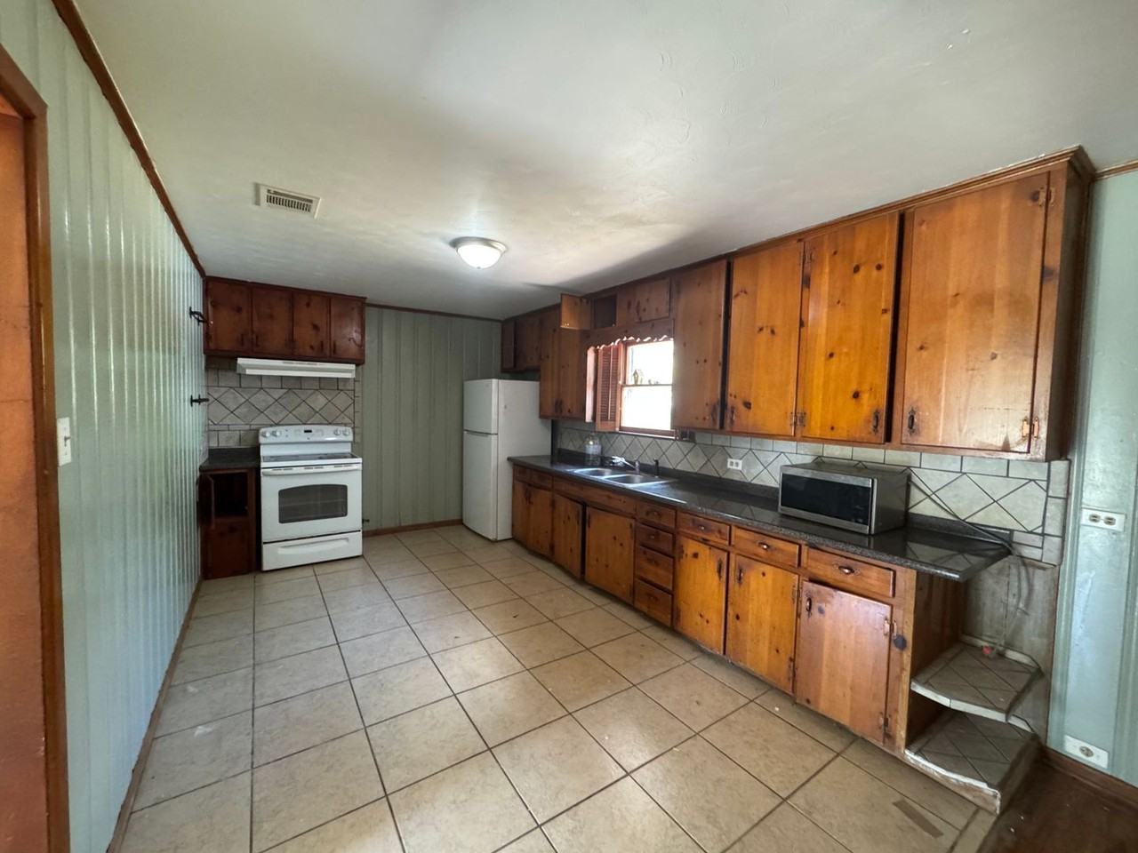 864 Lost Gold Rd - Photo 3 of 9