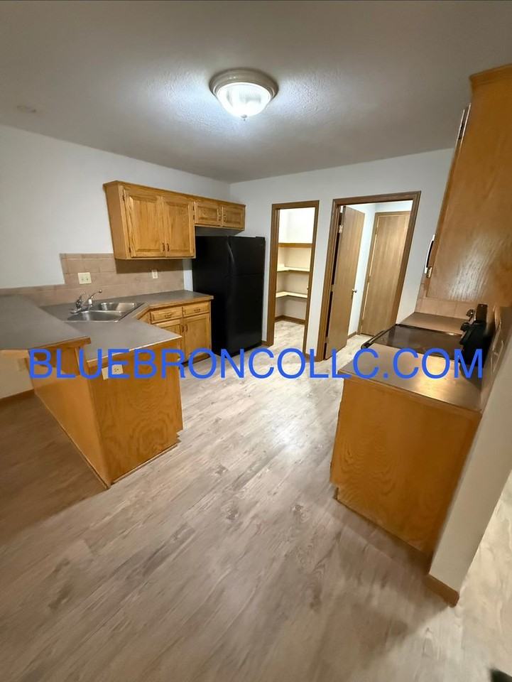 609 W Pine St - Photo 3 of 9
