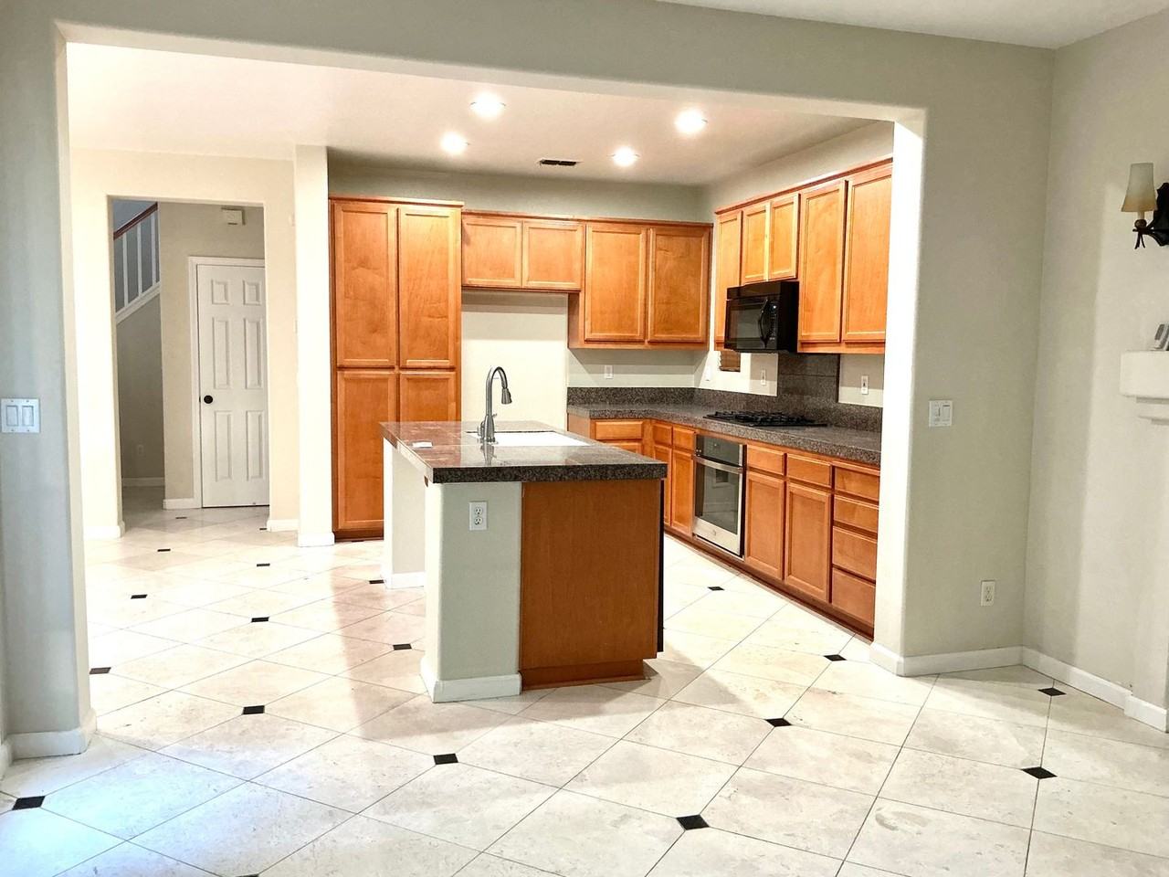 918 Mason Ct - Photo 4 of 16