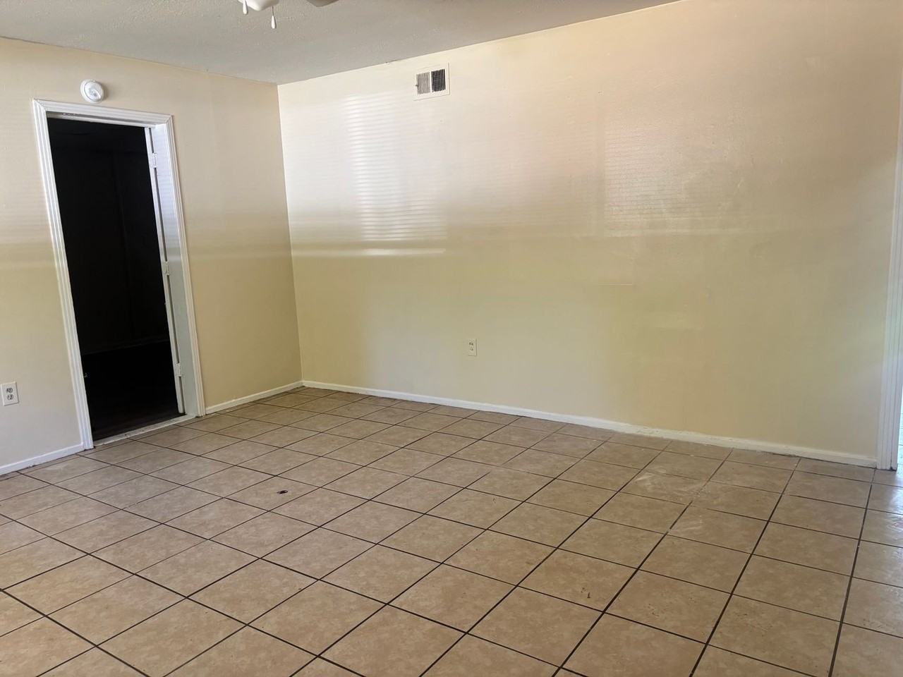 318 Queen Marie Ln - Photo 2 of 10