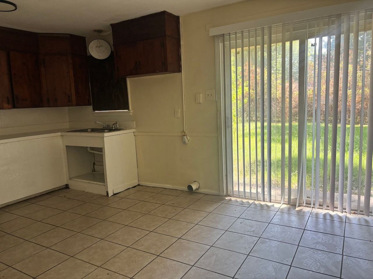 318 Queen Marie Ln - Photo 6 of 10
