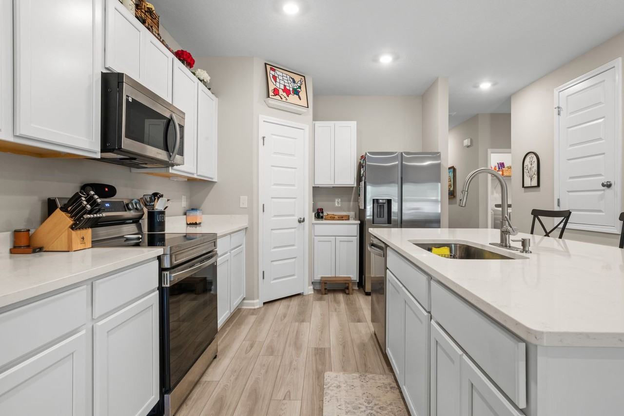 6686 Sun Tree Cir - Photo 3 of 44