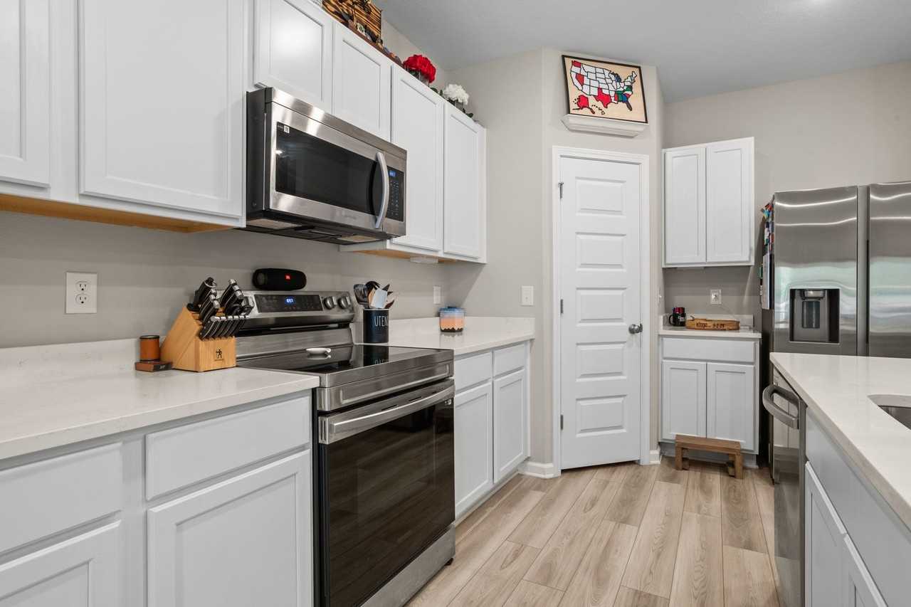 6686 Sun Tree Cir - Photo 4 of 44