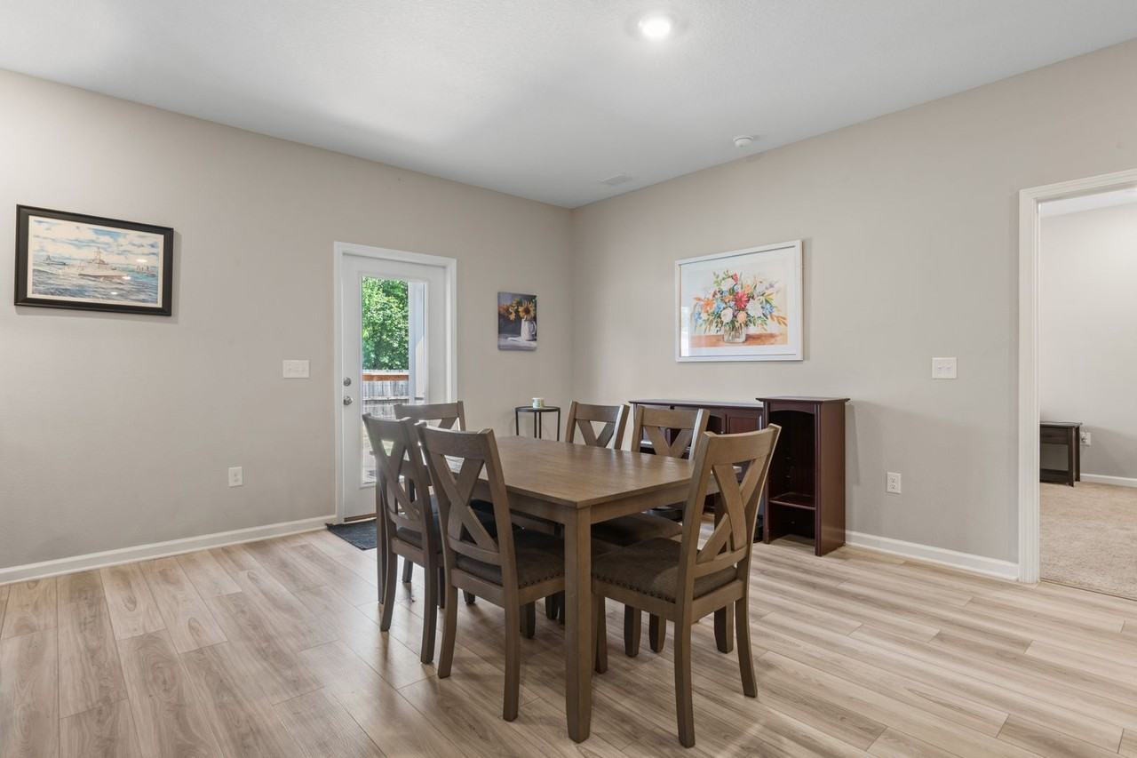 6686 Sun Tree Cir - Photo 7 of 44