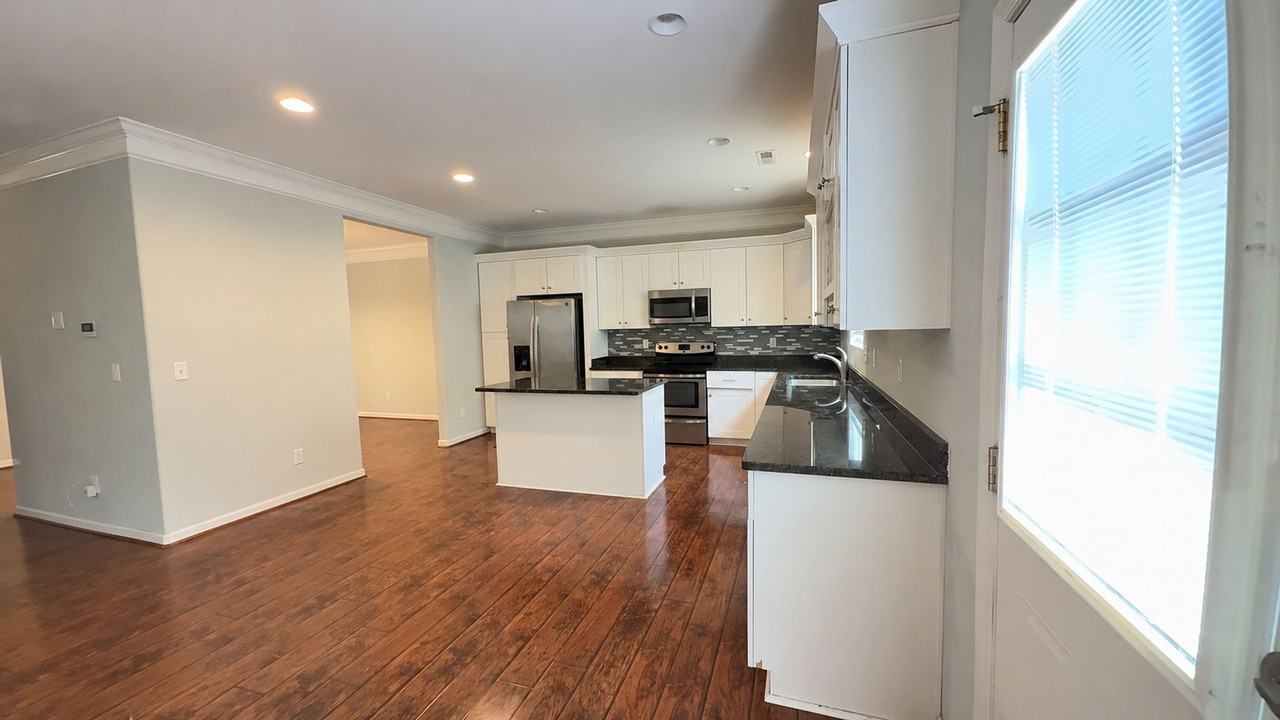 1113 Greenwood St - Photo 2 of 12