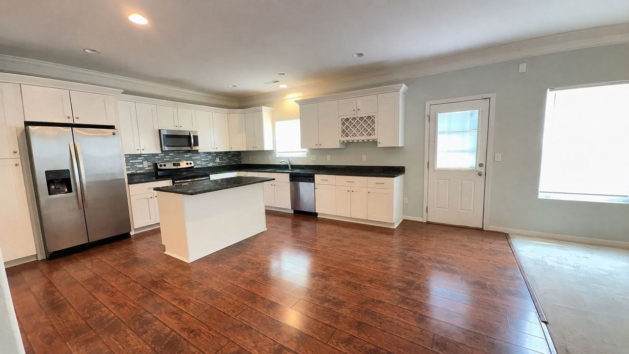 1113 Greenwood St - Photo 3 of 12