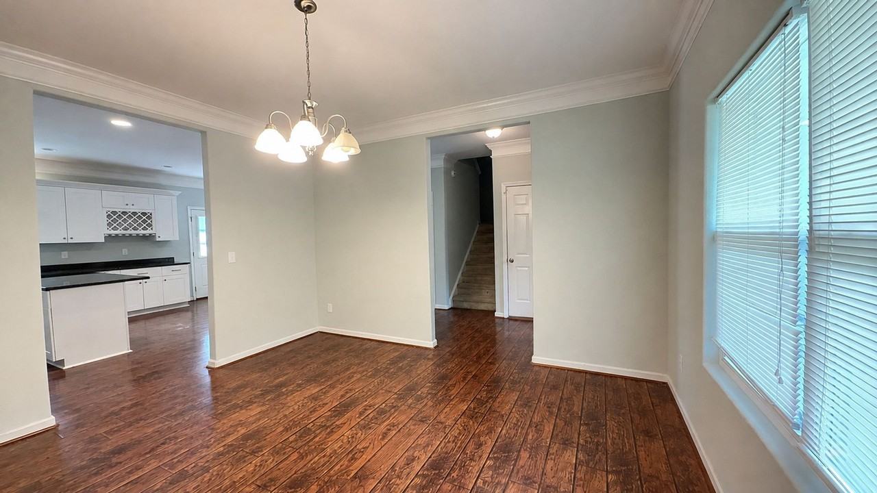 1113 Greenwood St - Photo 4 of 12