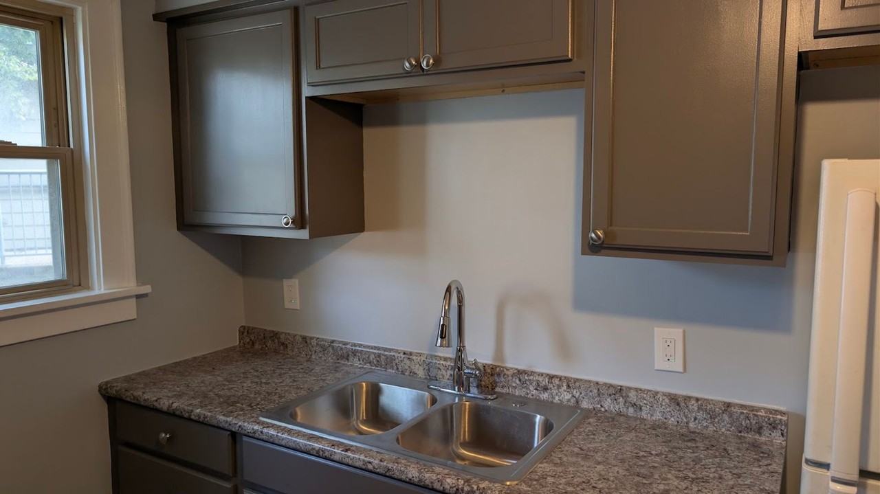 1011 California Ave #1R - Photo 3 of 7