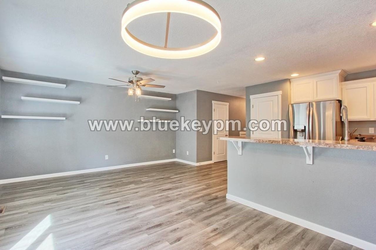 9517 Ne 73rd St - Photo 4 of 15
