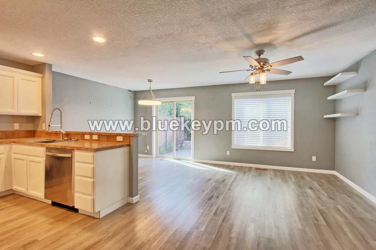 9517 Ne 73rd St - Photo 6 of 15