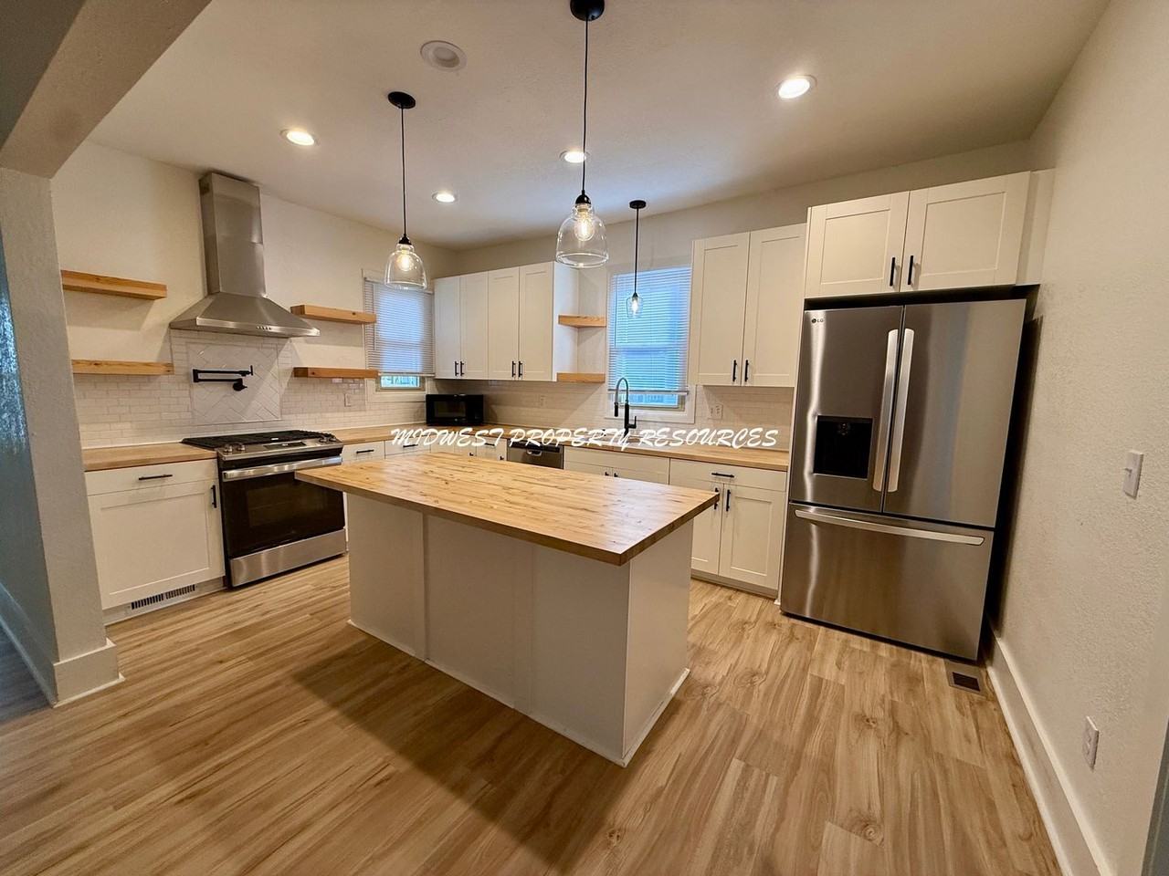 203 E 1st St - Photo 4 of 39