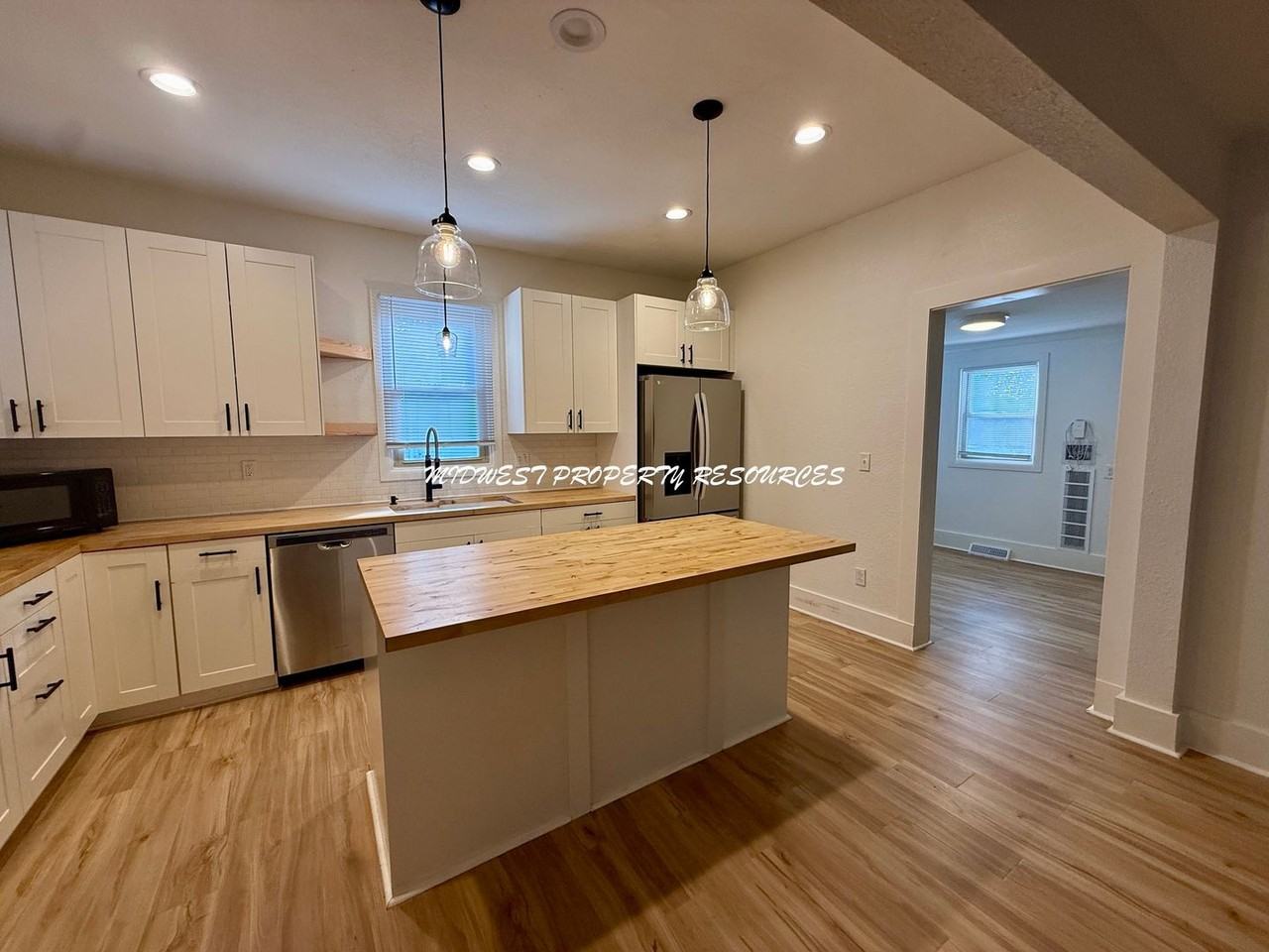 203 E 1st St - Photo 5 of 39