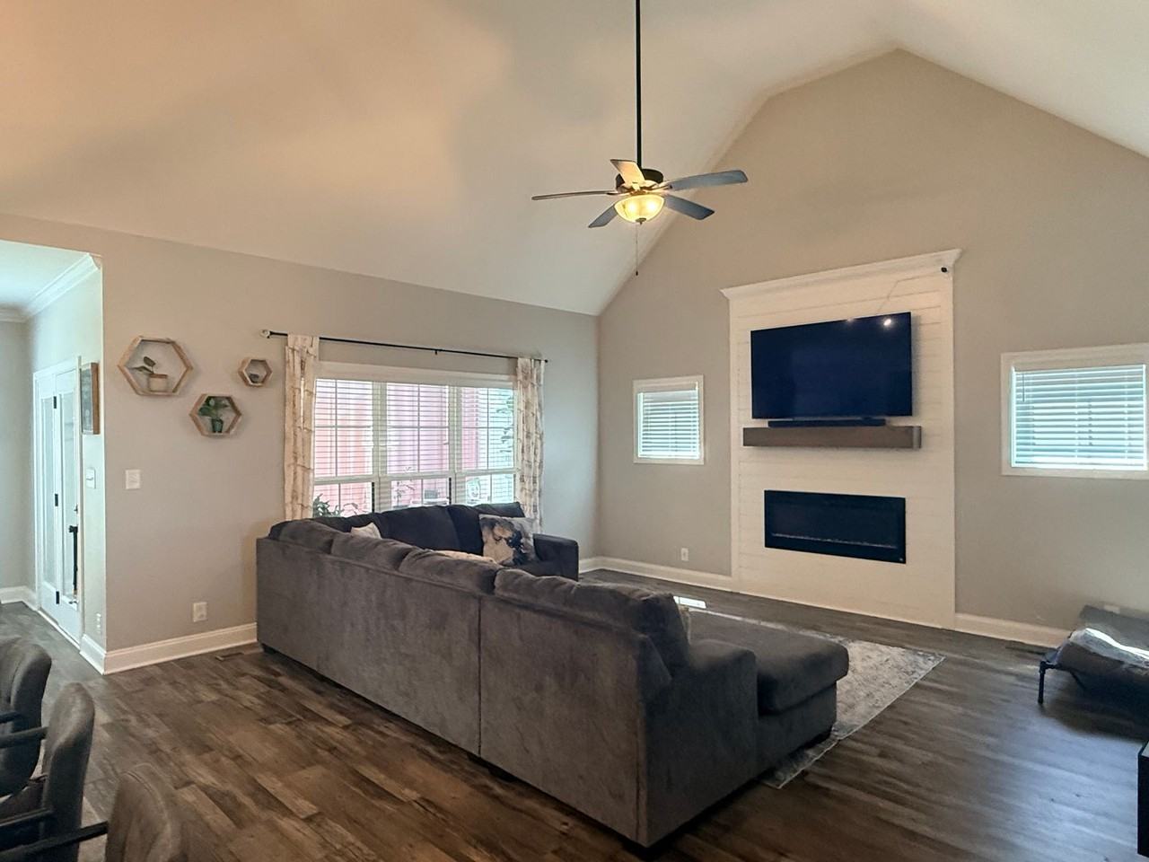 221 Sherlock Dr - Photo 3 of 36