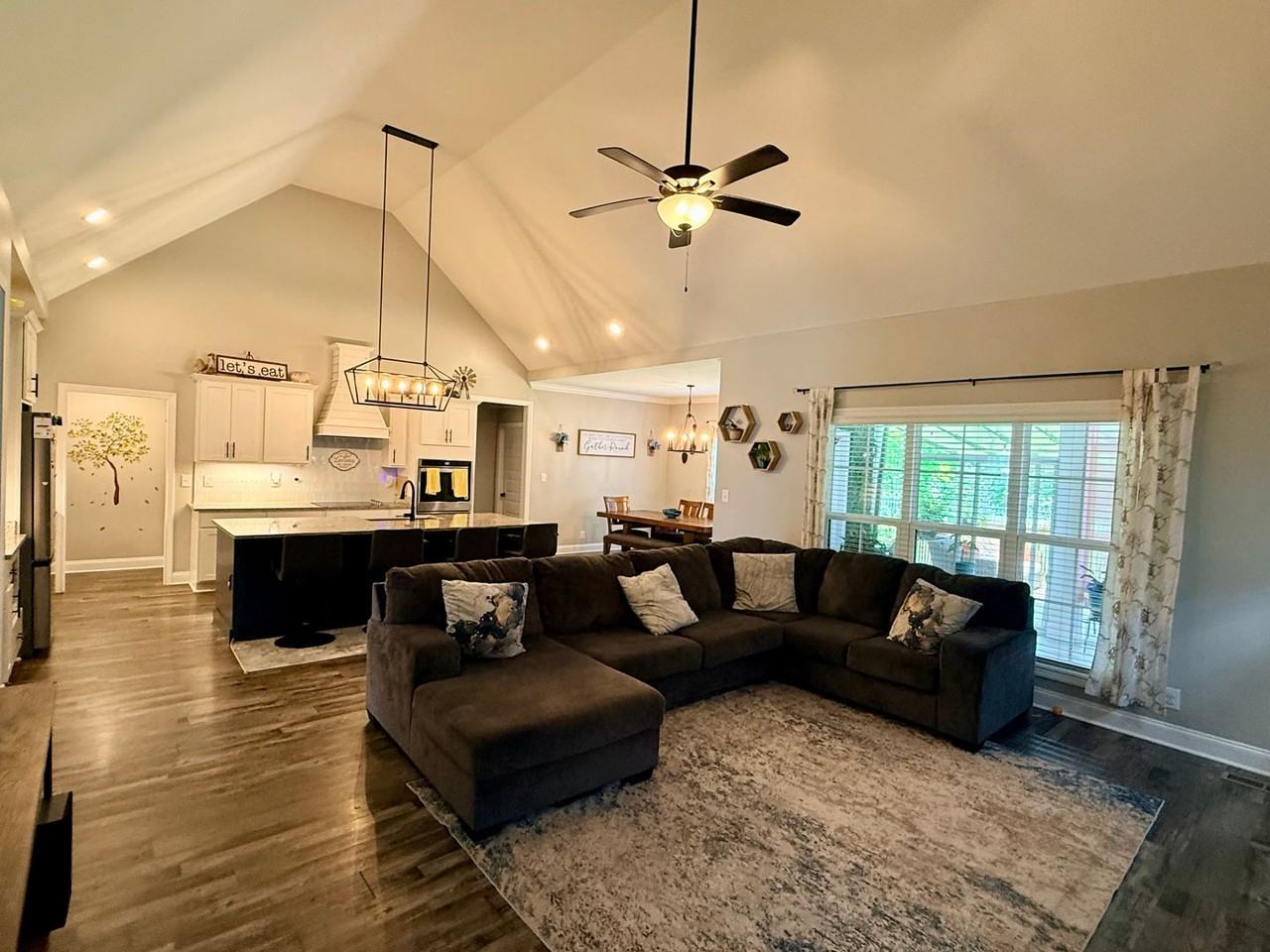 221 Sherlock Dr - Photo 4 of 36