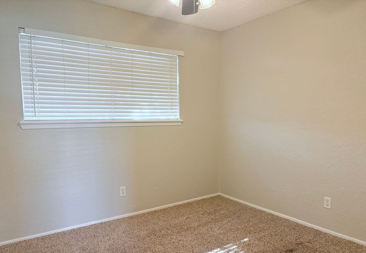 4301 Lubbock Ave - Photo 4 of 13