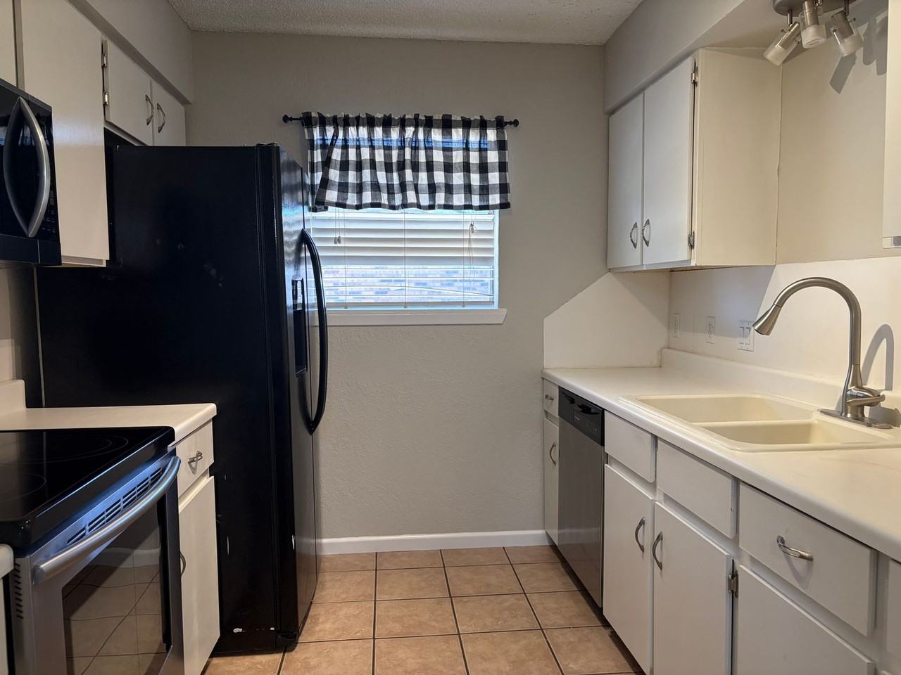 4301 Lubbock Ave - Photo 6 of 13
