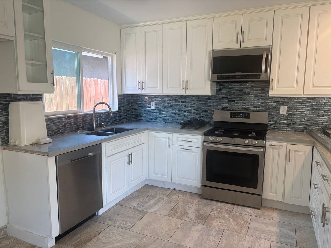 10547 Hayvenhurst Ave - Photo 6 of 28