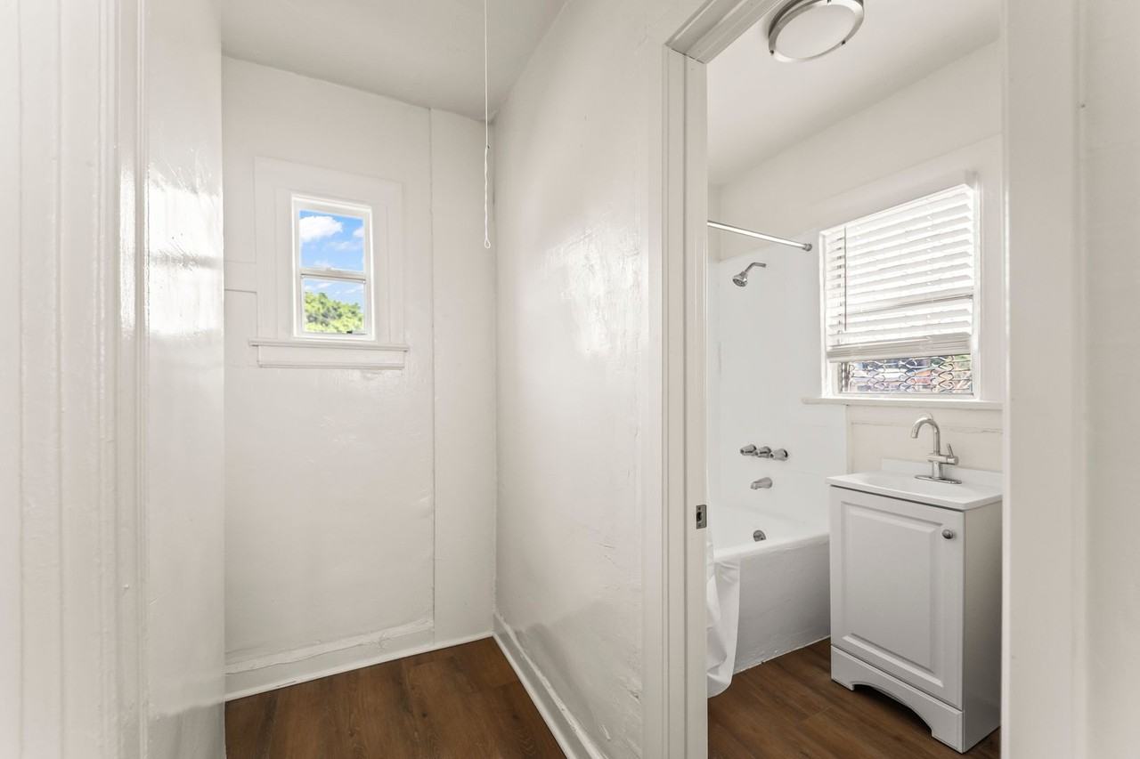 314/316 W 50th St. - Photo 3 of 10