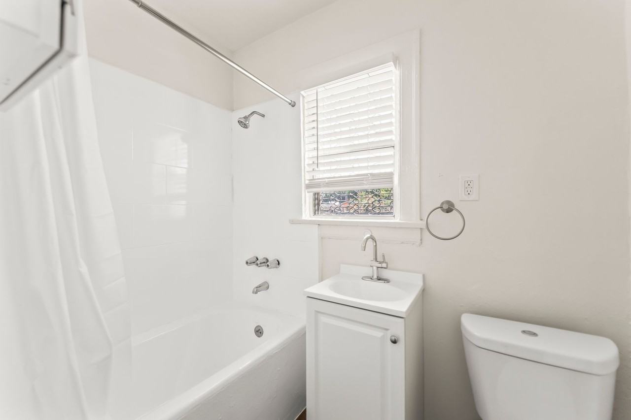 314/316 W 50th St. - Photo 4 of 10