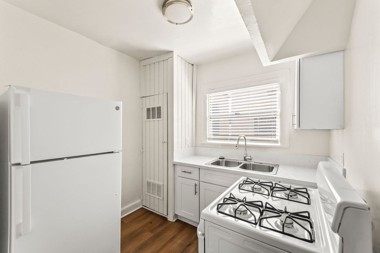 314/316 W 50th St. - Photo 5 of 10