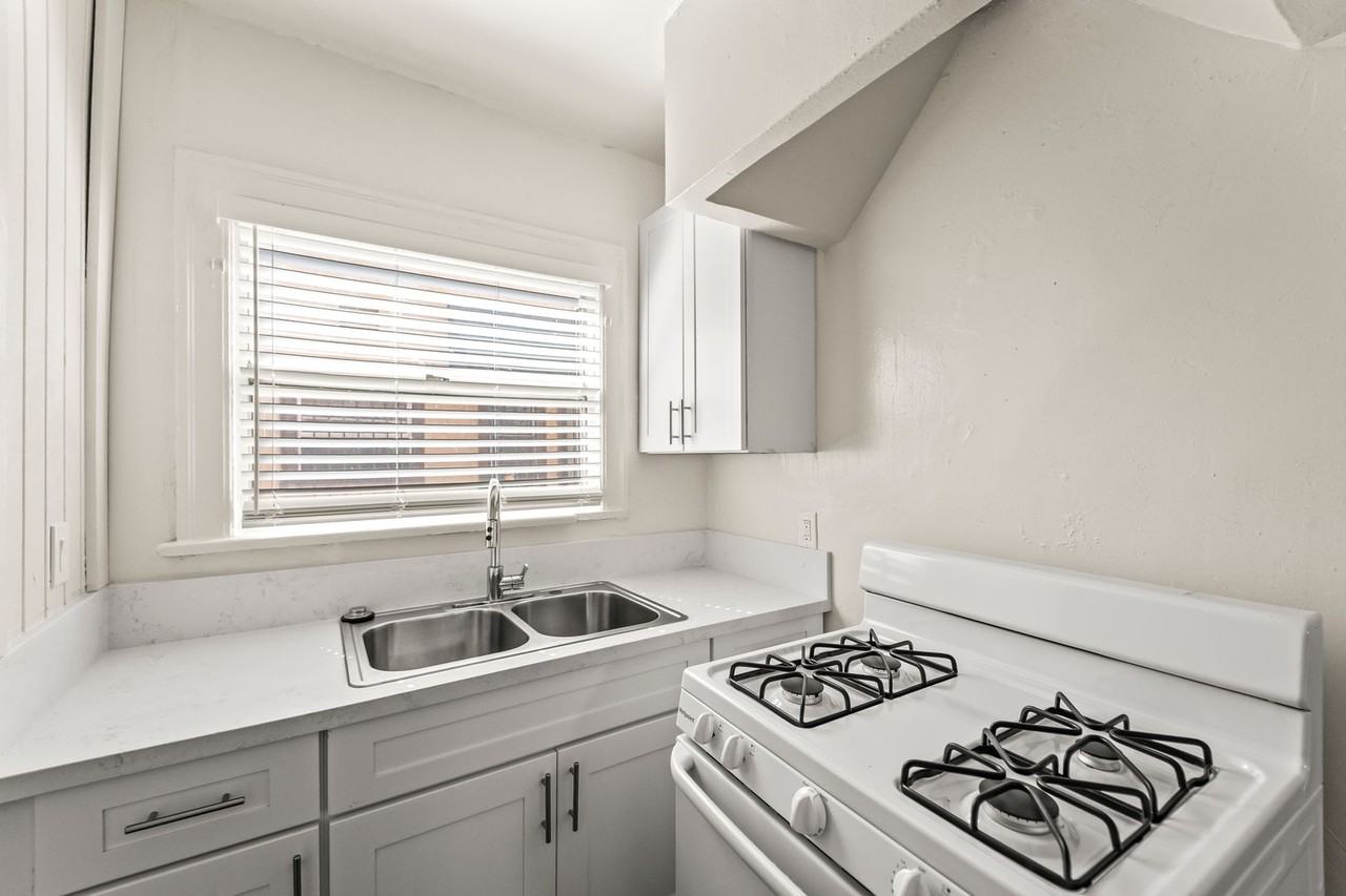314/316 W 50th St. - Photo 6 of 10
