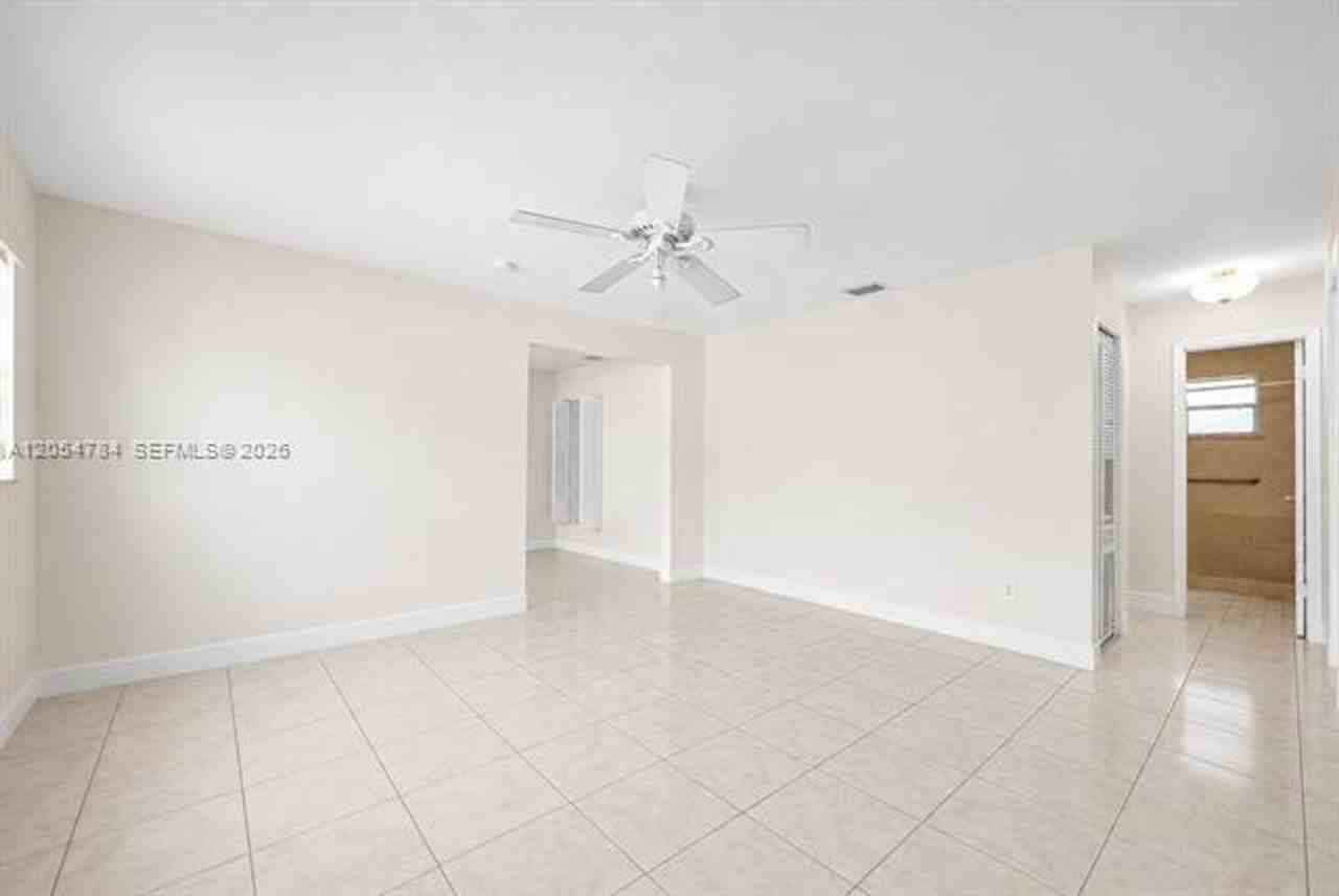 3233 Sw 25th St #3233 - Photo 3 of 26