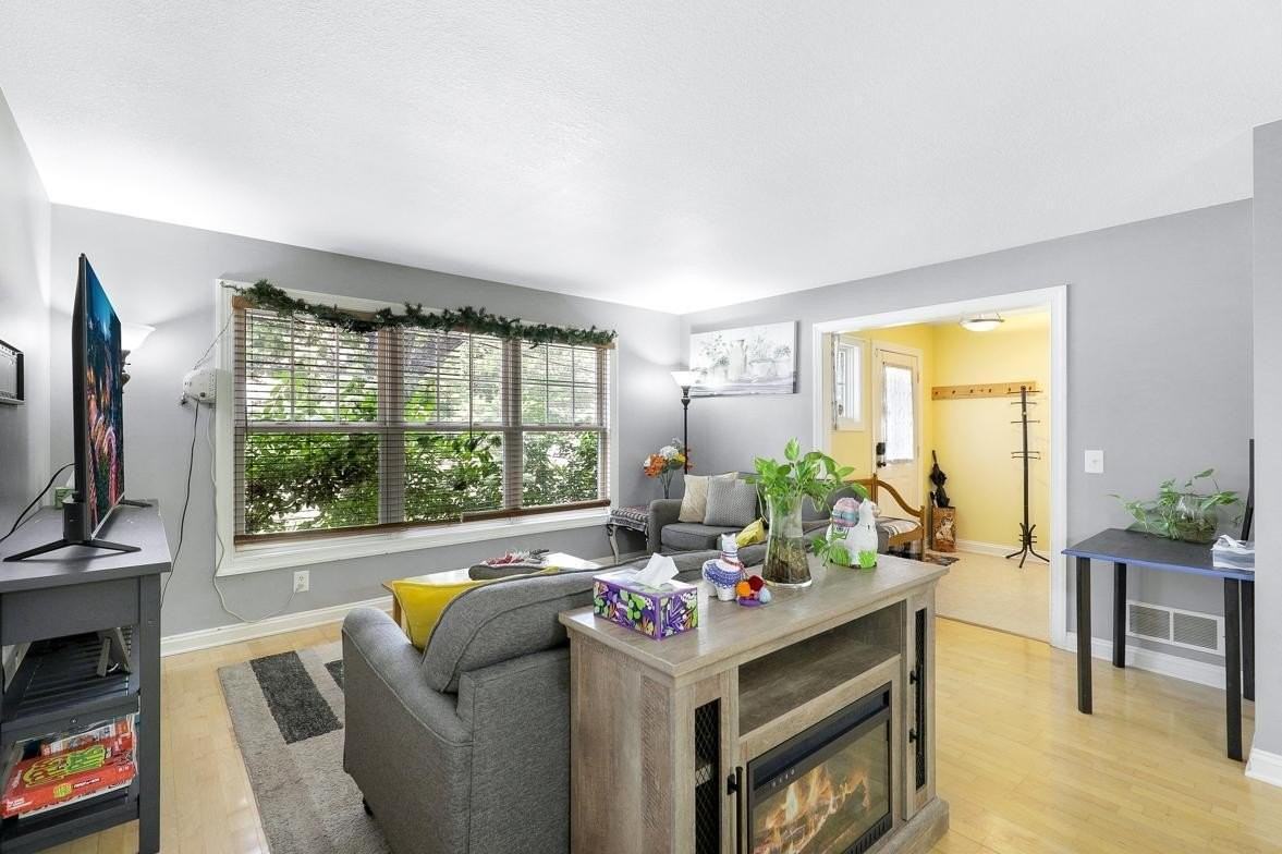 582 State St - Photo 4 of 31