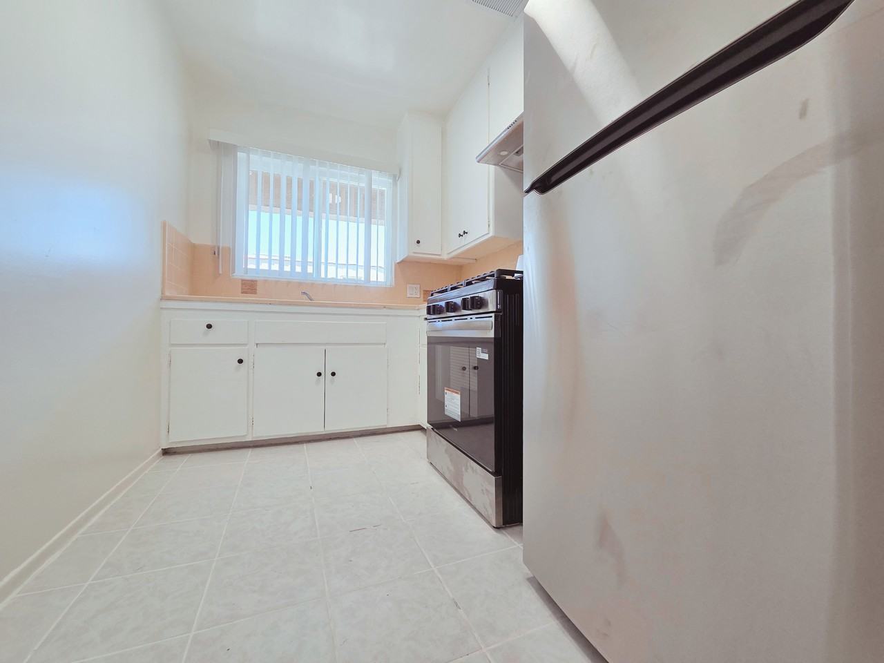 830 Crenshaw Blvd #7 - Photo 4 of 11