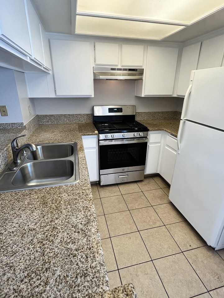 636 E Verdugo Ave #E - Photo 5 of 25