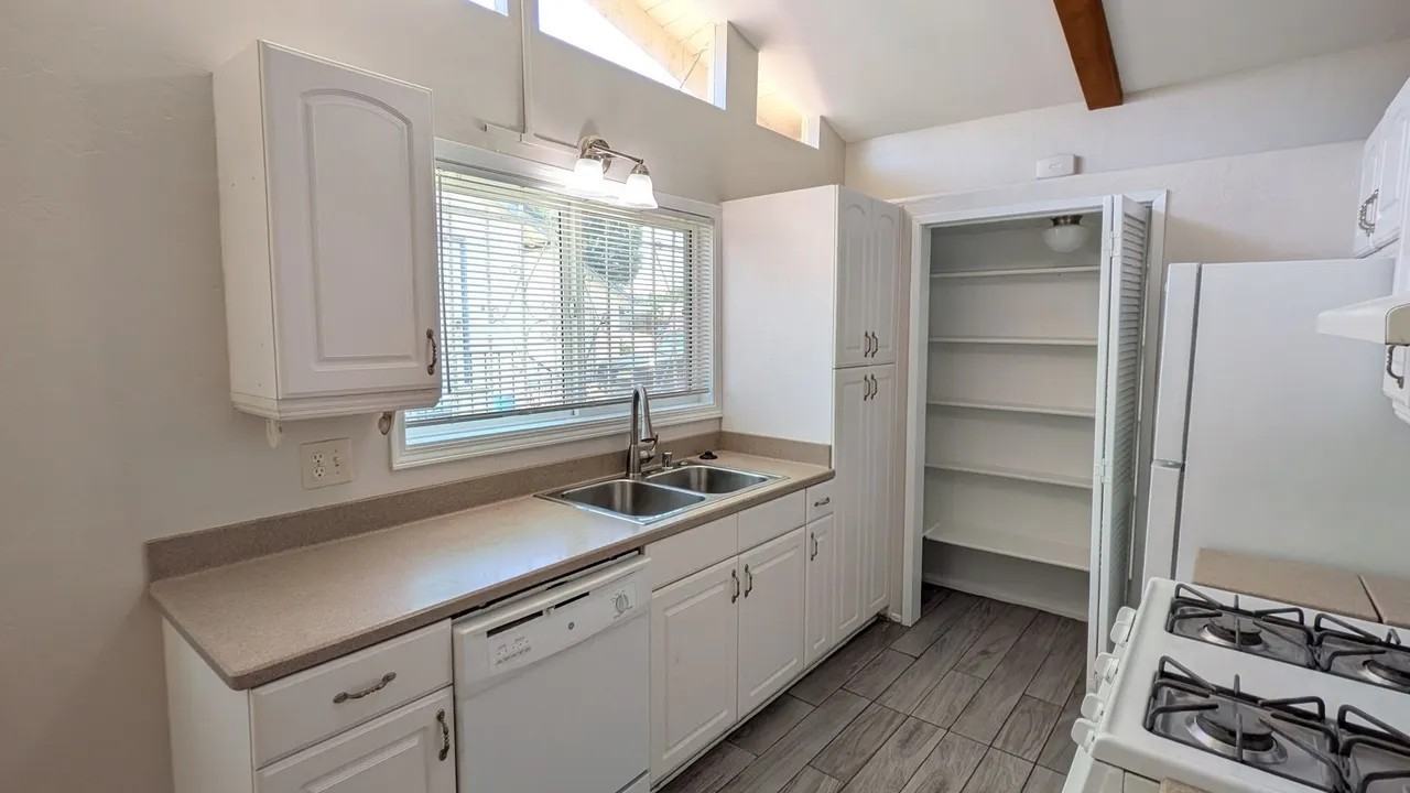 5778 Roswell St #NA - Photo 4 of 10
