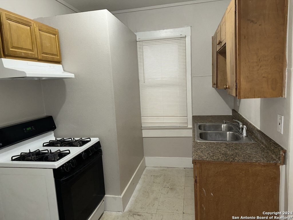 1320 Monterey St - Photo 3 of 8