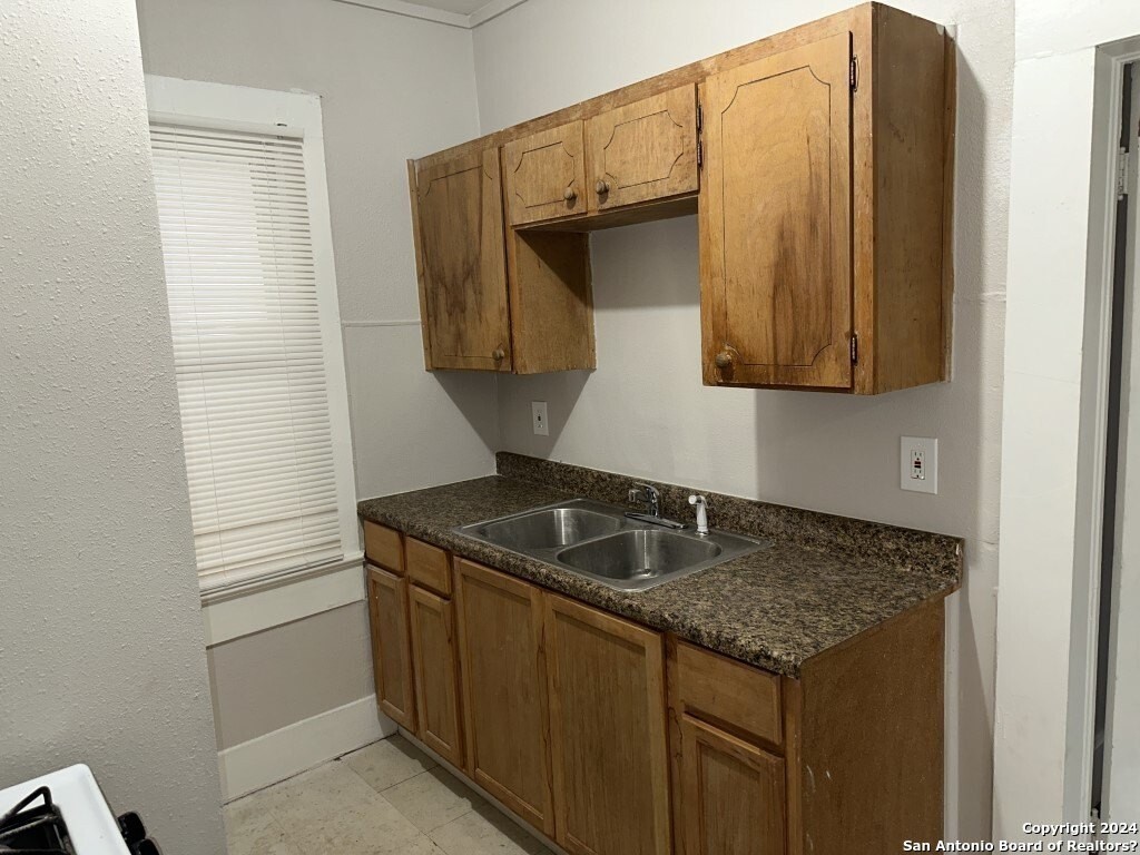 1320 Monterey St - Photo 4 of 8