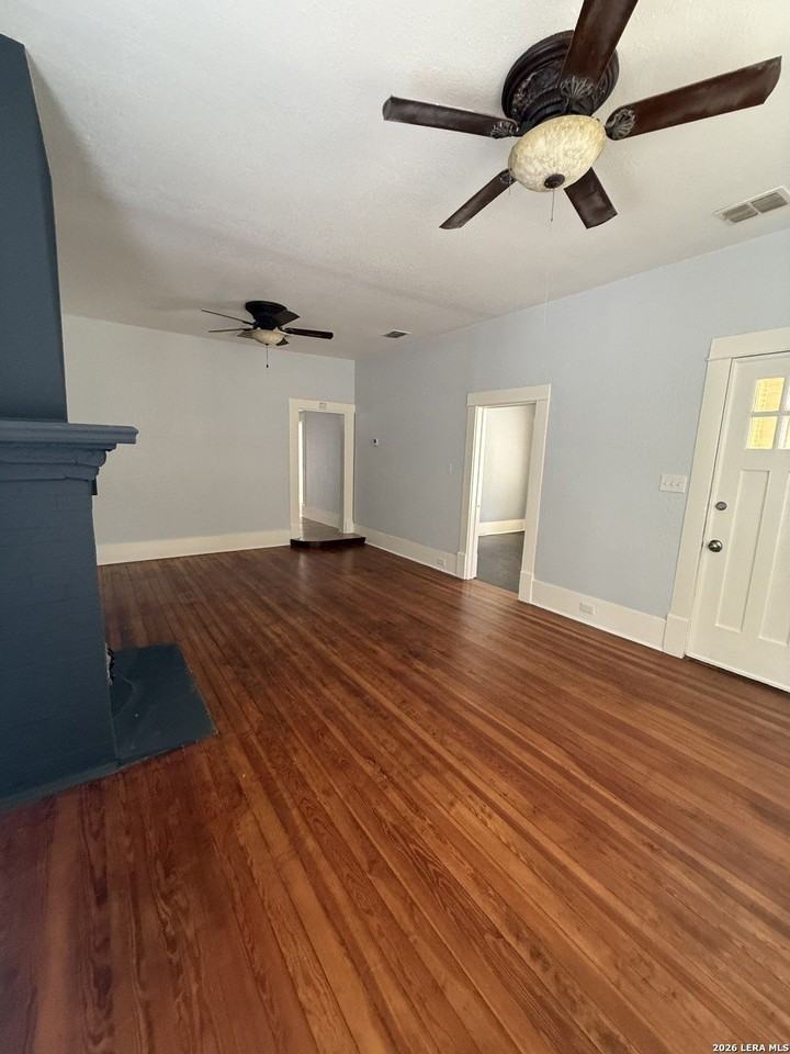 810 E Guenther St - Photo 4 of 21