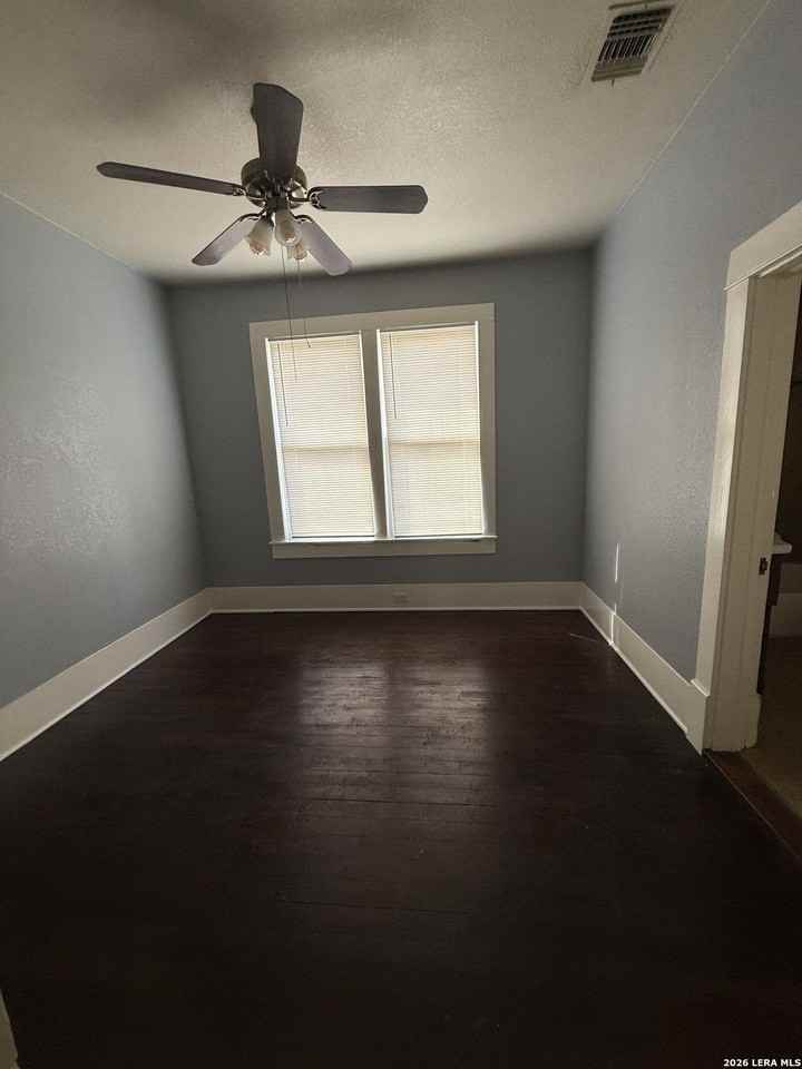 810 E Guenther St - Photo 7 of 21
