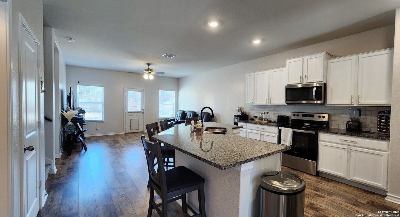 1718 Moonstone Bay - Photo 4 of 23