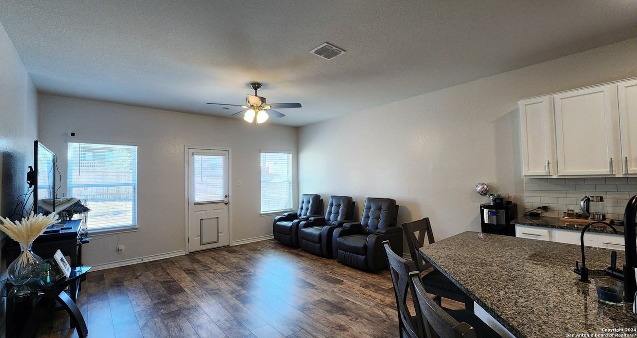 1718 Moonstone Bay - Photo 5 of 23