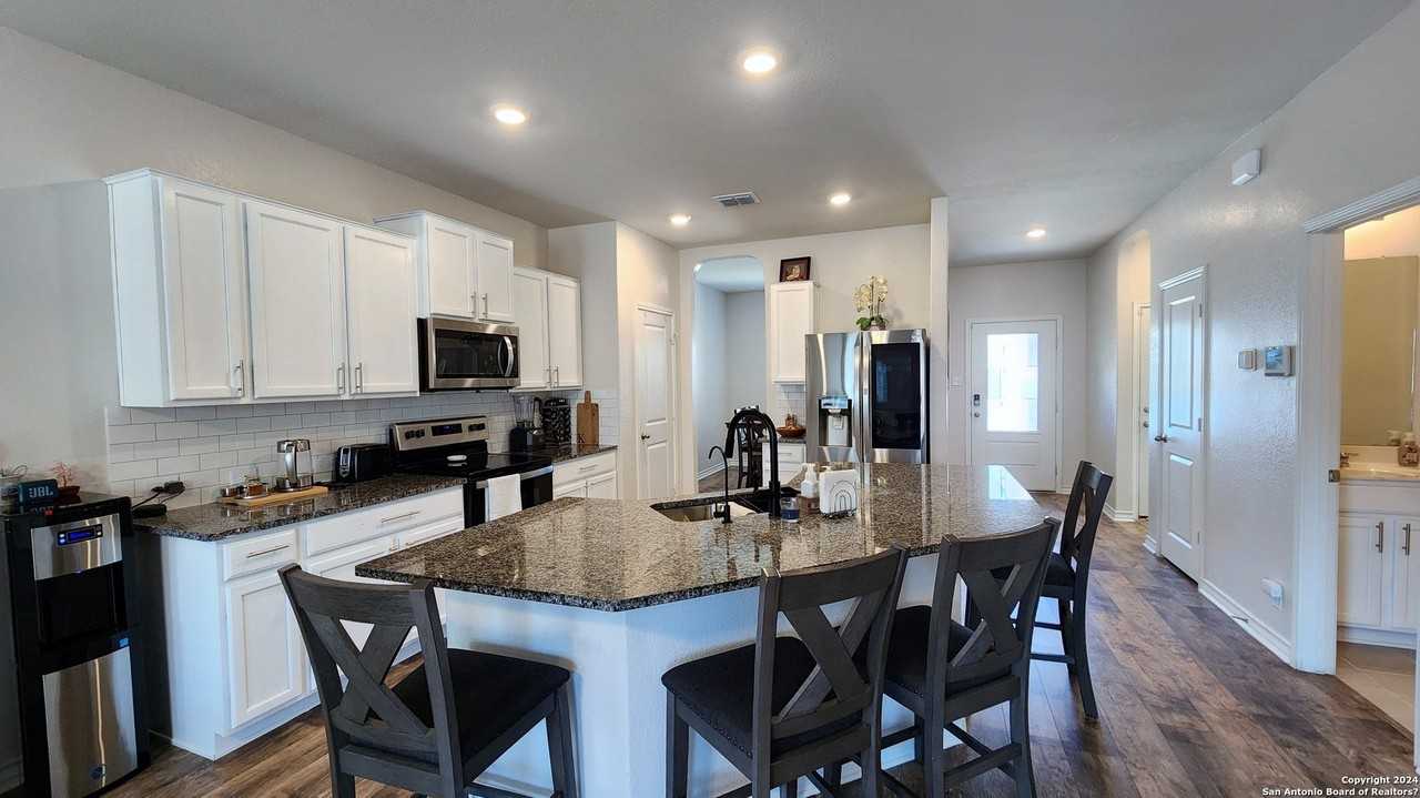 1718 Moonstone Bay - Photo 6 of 23