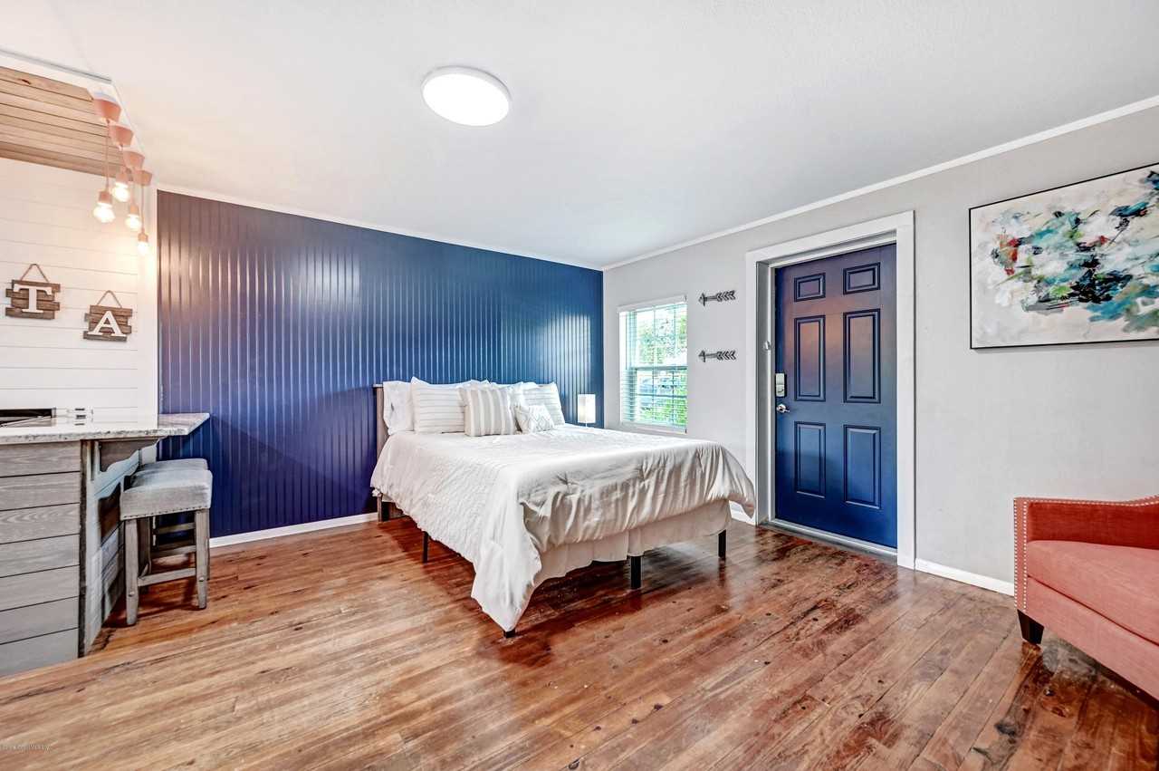 1704 Oak St - Photo 5 of 15