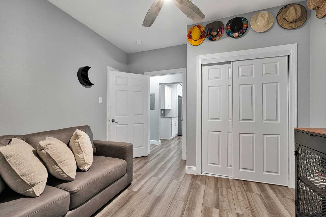 322 W Huisache Ave - Photo 4 of 11